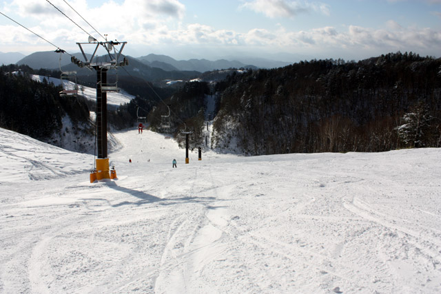 岐阜県 飛騨 飛騨高山スキー場 「サンライズ高速ペアリフト」と「白樺ゲレンデ」左奥は「もみの木ゲレンデ」 